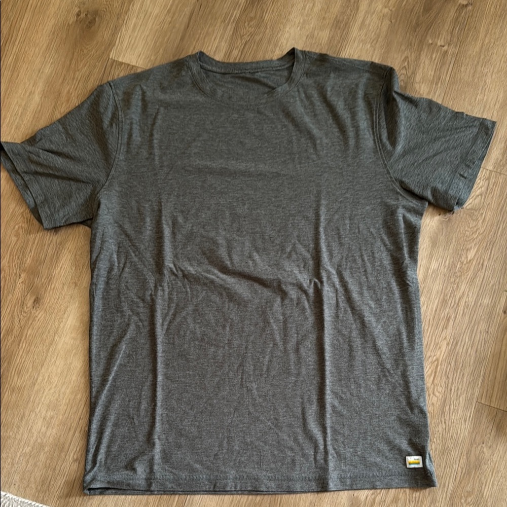 Men's Vuori Strato Tech
3 shirts
Excellent
Size large
Blue, clay, heather green